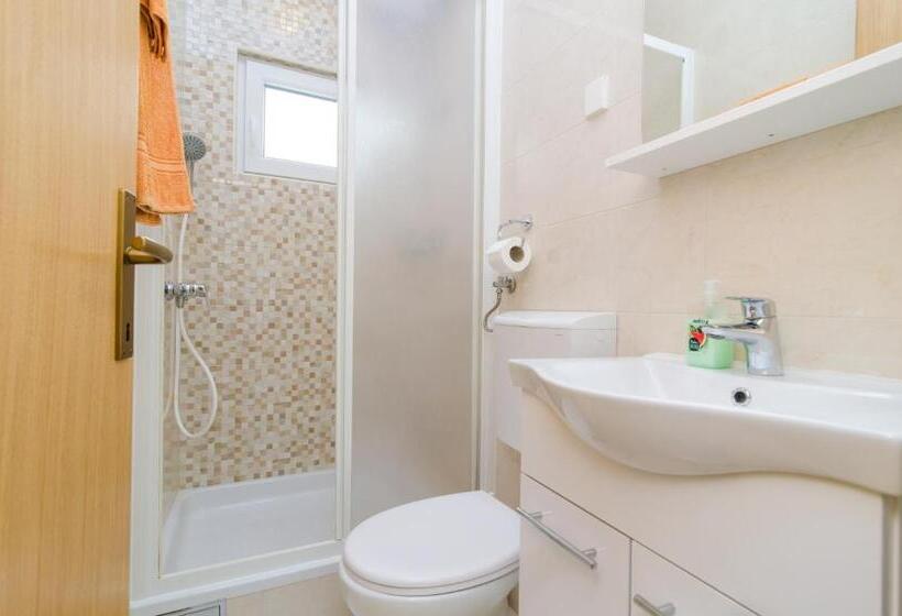 Студио Стандарт Вид на Сад, Rooms & Apartments Barišić