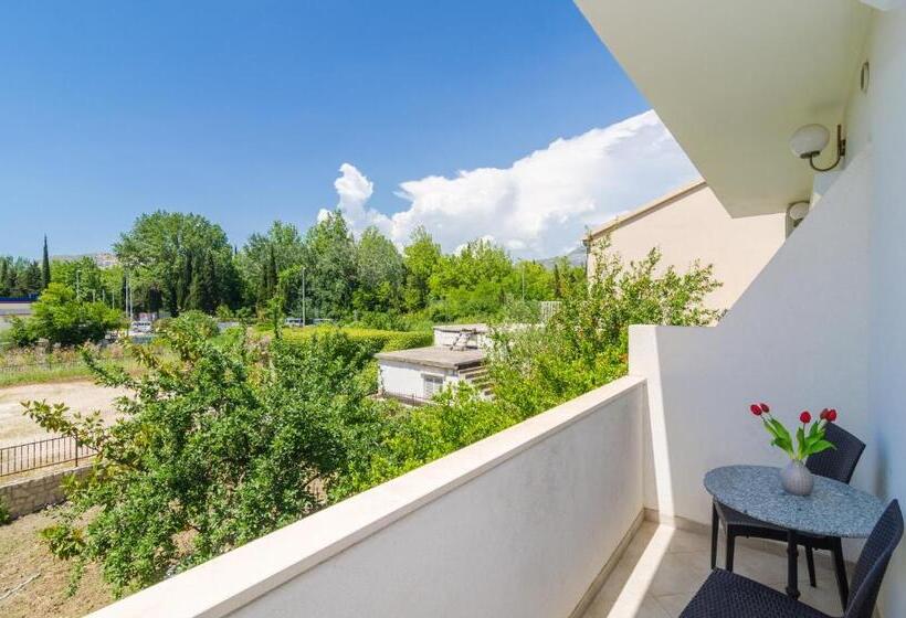 غرفة قياسية مزودة بشرفة مطلة على الحديقة, Rooms & Apartments Barišić