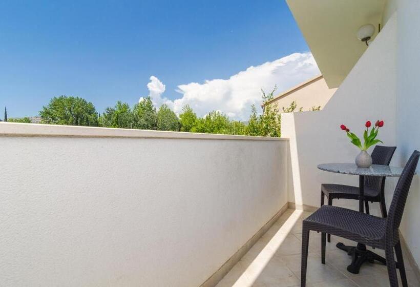 غرفة قياسية مزودة بشرفة مطلة على الحديقة, Rooms & Apartments Barišić