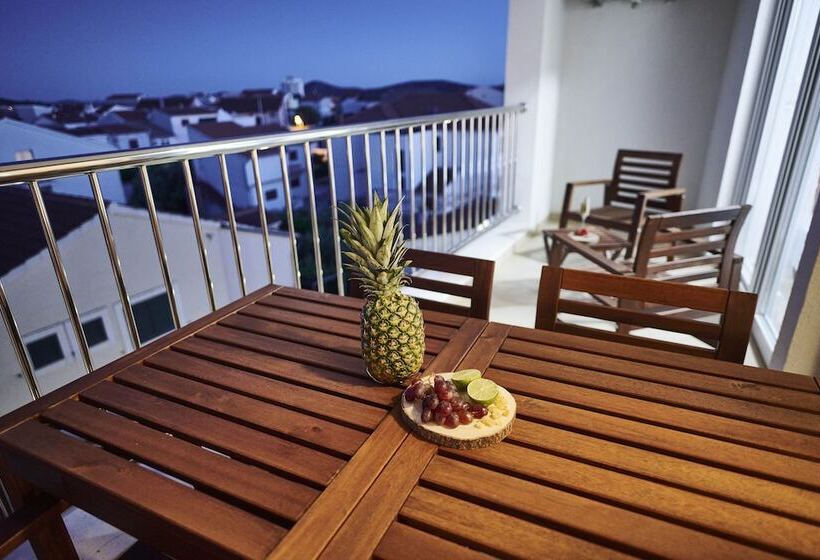 شقة غرفتين نوم مزودة بشُرفة, Arancini Residence