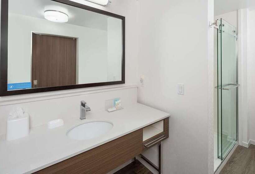 Номер Стандартный с Видом, Hampton Inn & Suites Erie Bayfront