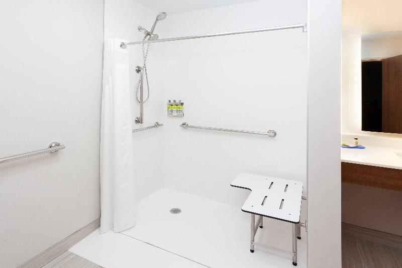 장애인을 위한 스위트, Holiday Inn Express & Suites   Fayetteville, An Ihg