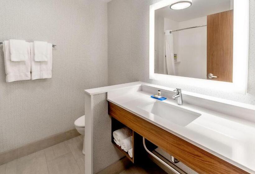 适合残疾人士使用的带超级大床的标准间, Holiday Inn Express Milwaukee West Allis By Ihg