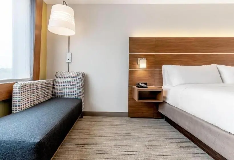 身障者適用キングサイズベッドルーム, Holiday Inn Express Milwaukee West Allis By Ihg