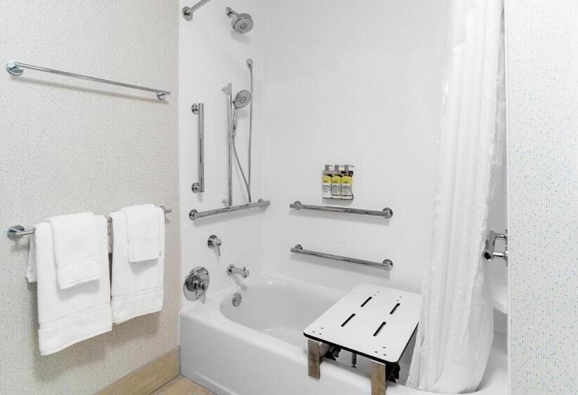 残疾人使用的带特大床的标准间, Holiday Inn Express Milwaukee West Allis By Ihg