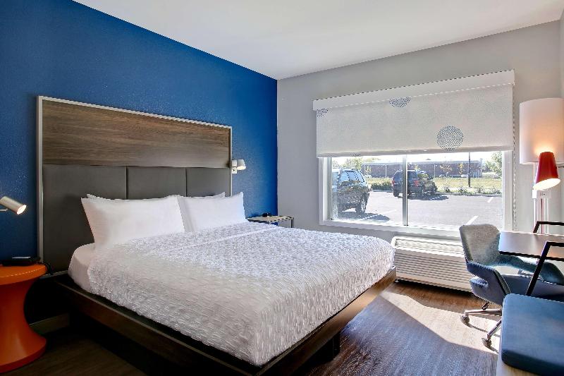 带大床的标准间, Tru By Hilton Monroe