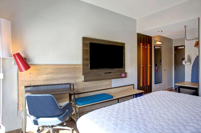 带大床的标准间, Tru By Hilton Monroe