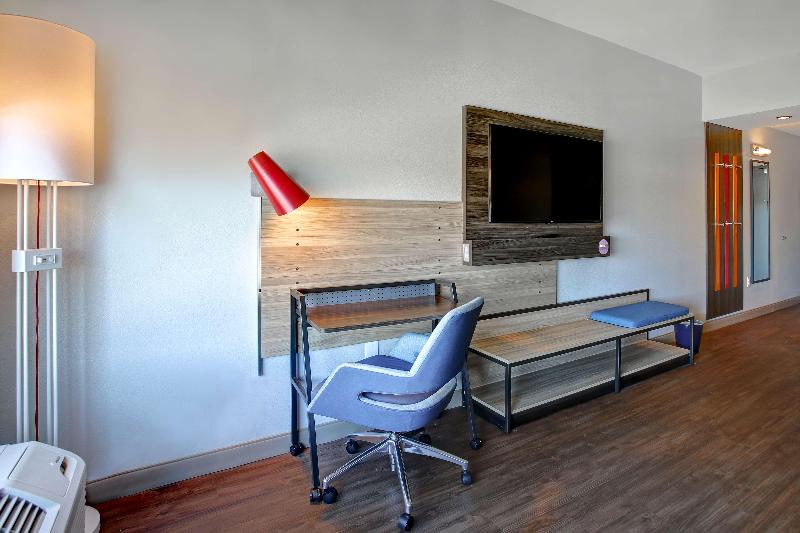 带大床的标准间, Tru By Hilton Monroe