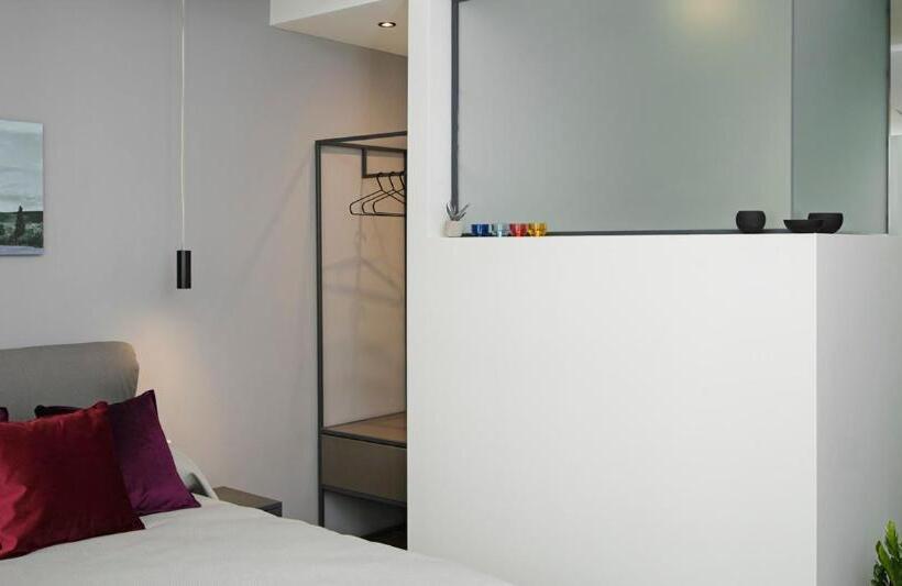 豪华房间, The Gem Society