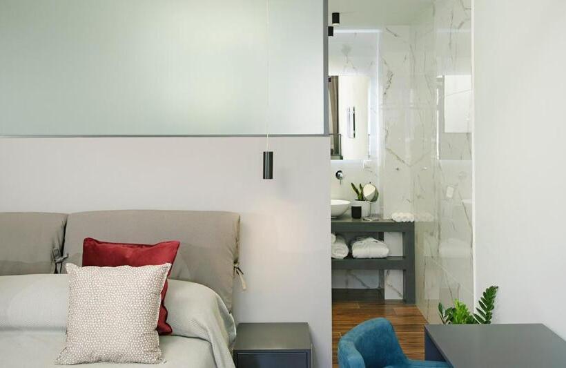 小型套房, The Gem Society