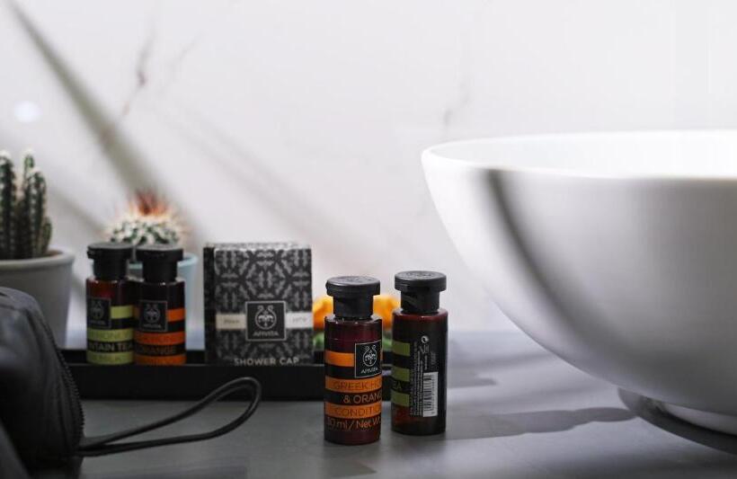 小型套房, The Gem Society