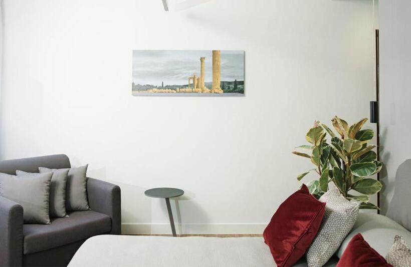 小型套房, The Gem Society