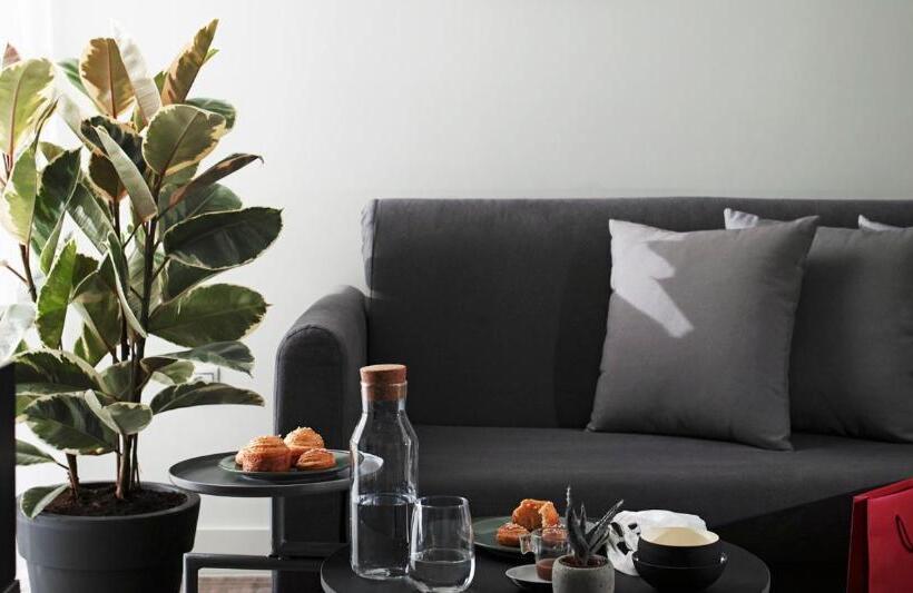 小型套房, The Gem Society