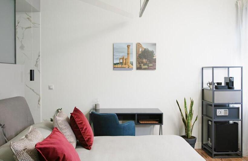 小型套房, The Gem Society