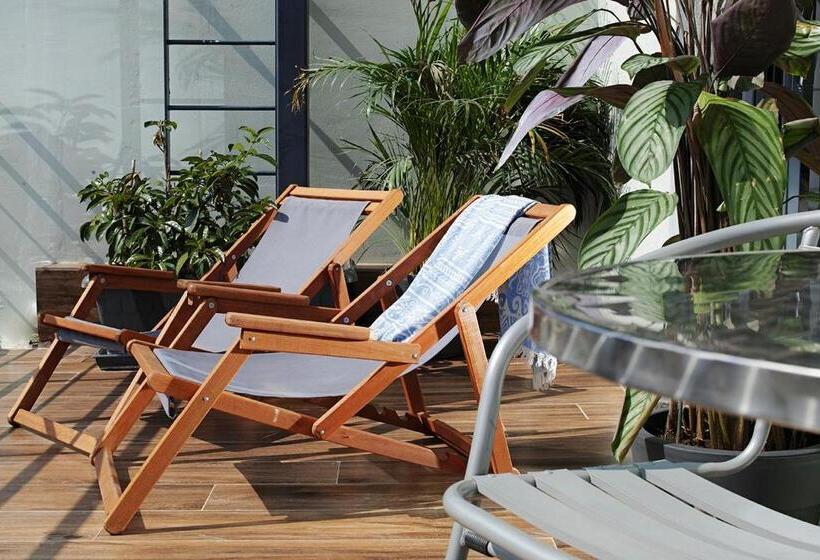 带阳台的豪华间, The Gem Society