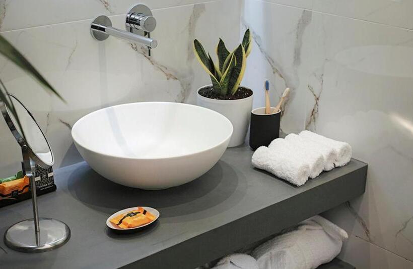 带阳台的豪华间, The Gem Society