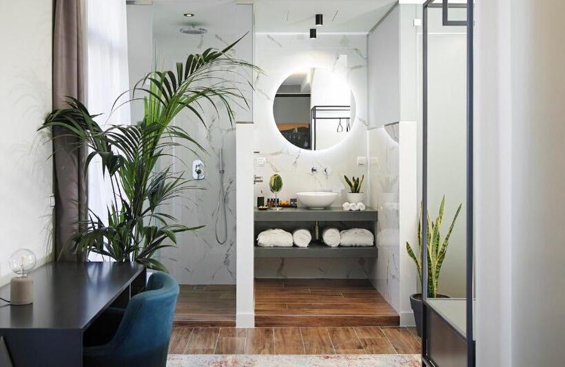 带阳台的豪华间, The Gem Society