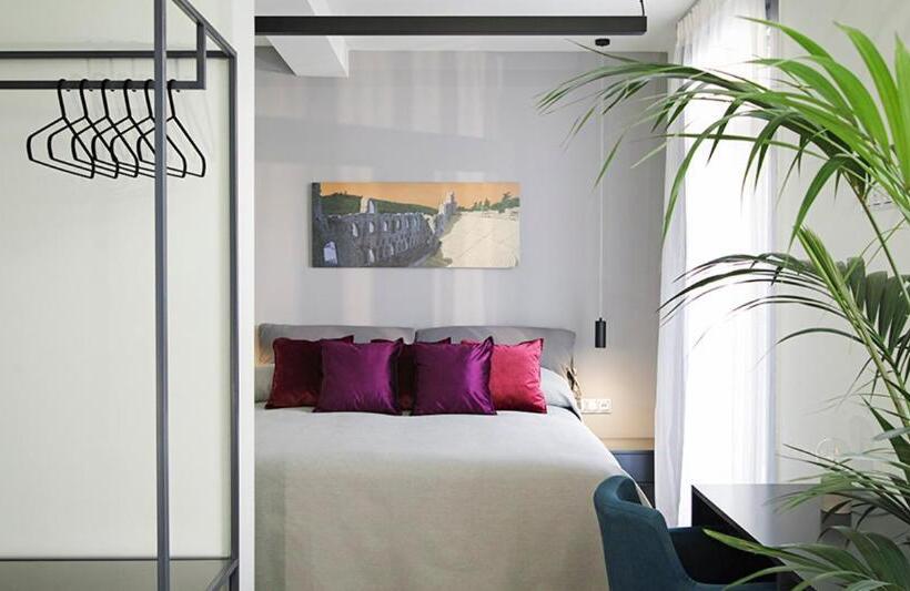 带阳台的豪华间, The Gem Society