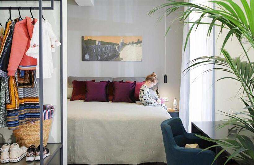 带阳台的豪华间, The Gem Society