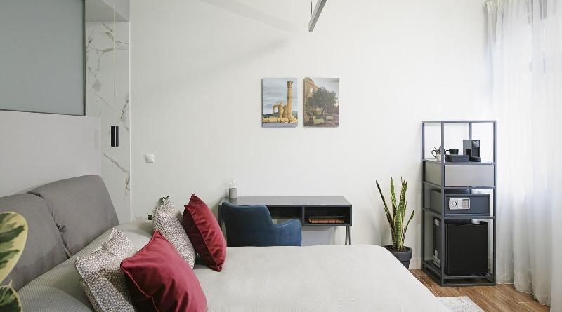 小型套房, The Gem Society