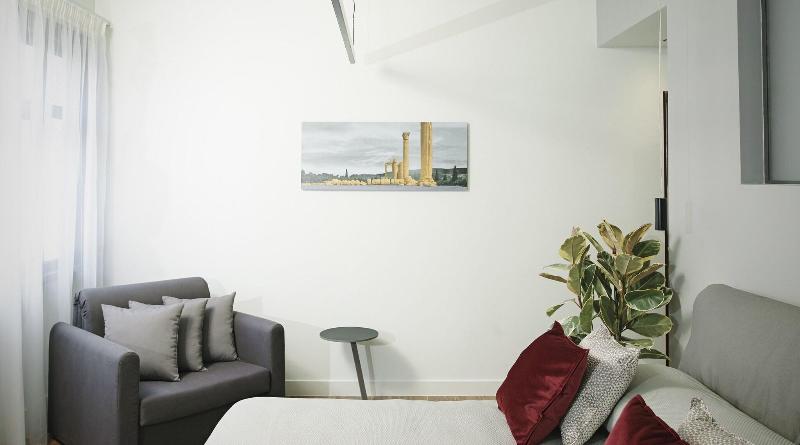 小型套房, The Gem Society