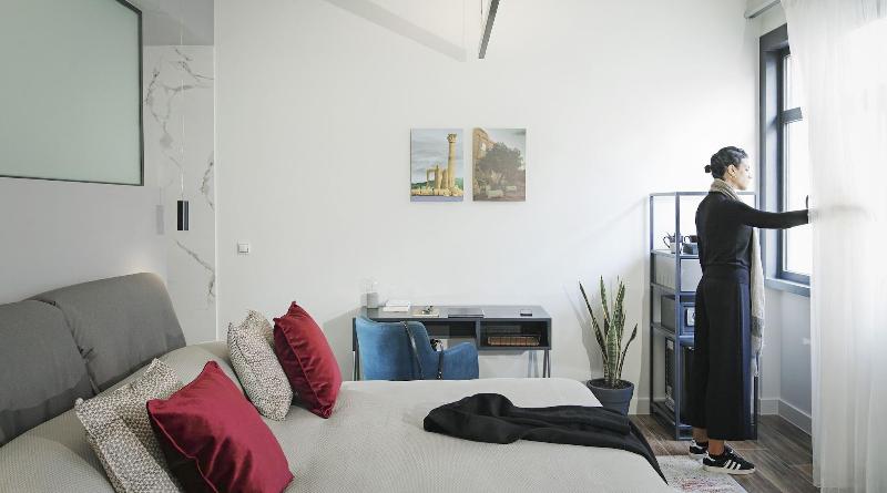 小型套房, The Gem Society