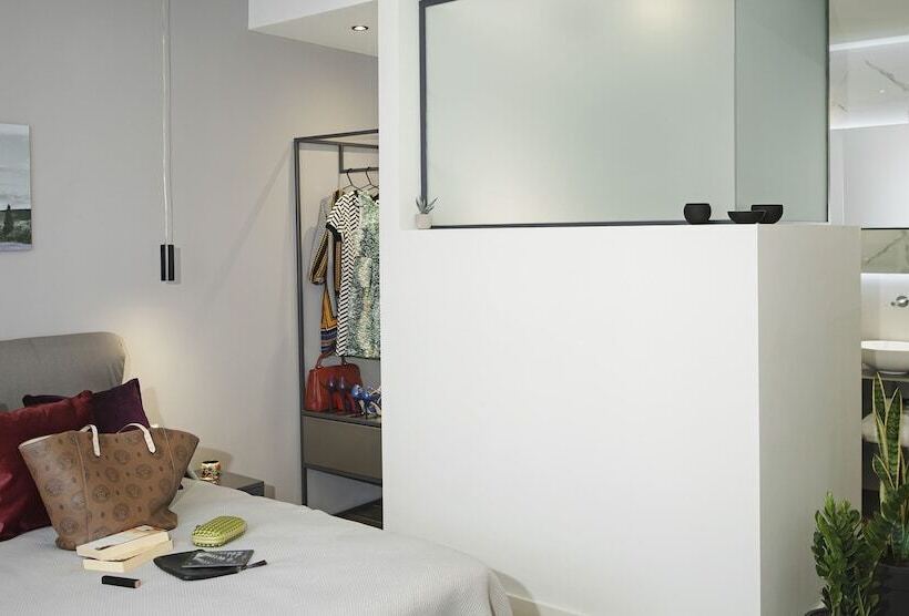 豪华房间, The Gem Society