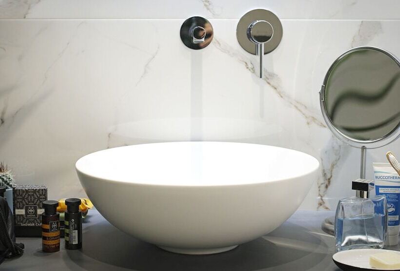 小型套房, The Gem Society