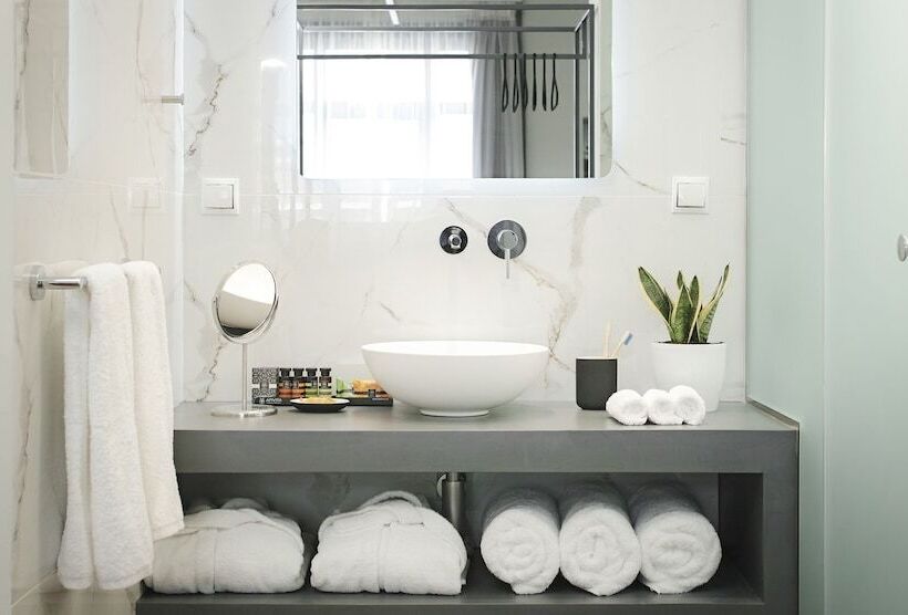 小型套房, The Gem Society