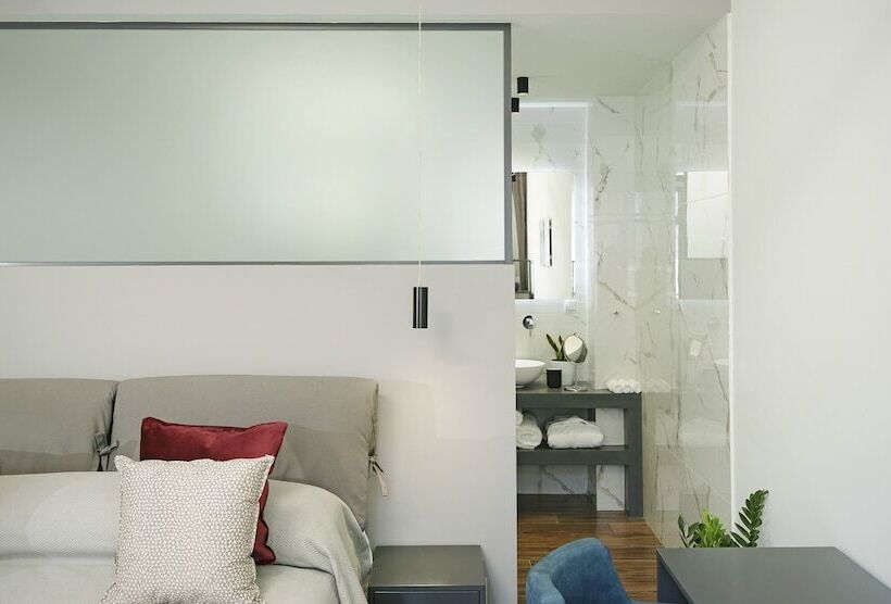 小型套房, The Gem Society