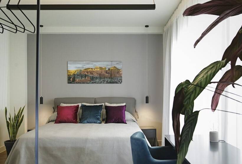 小型套房, The Gem Society