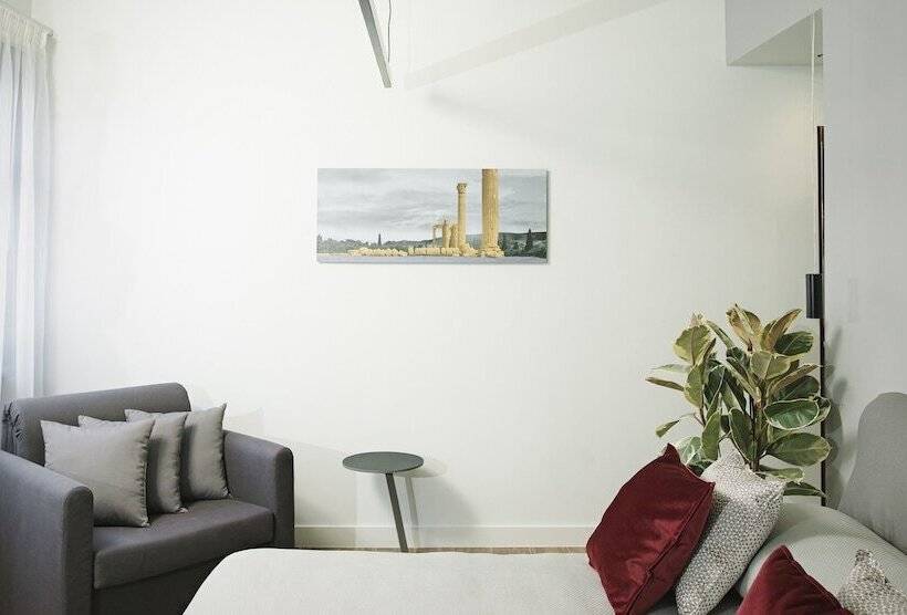 小型套房, The Gem Society