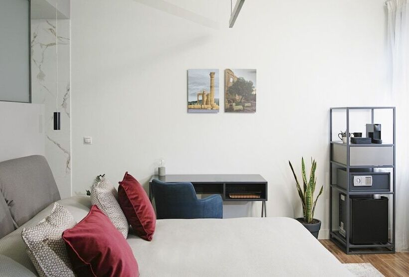 小型套房, The Gem Society