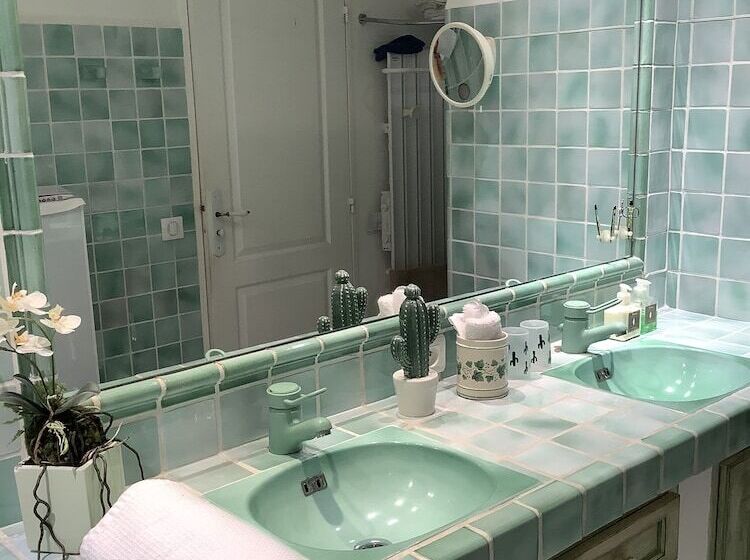 חדר סטנדרט נוף לבריכה, Les Grimaldines   Maison D Hôtes