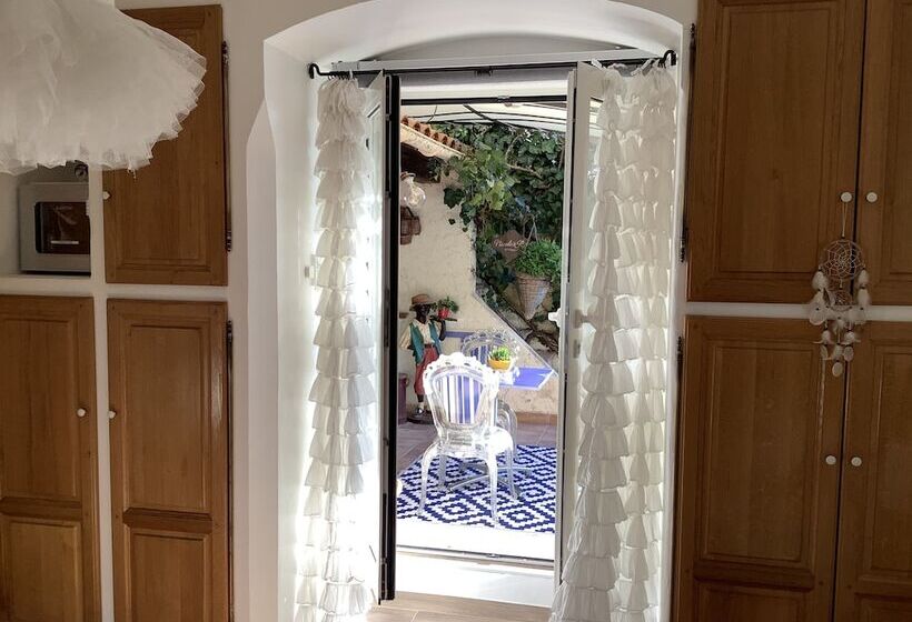 חדר סטנדרט נוף לבריכה, Les Grimaldines   Maison D Hôtes