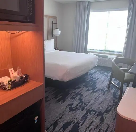 キングサイズベッドのスタンダードルーム, Fairfield Inn & Suites By Marriott Oskaloosa