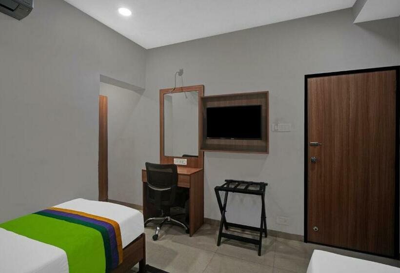 Quarto Estandar, Treebo Wow, Surat Station