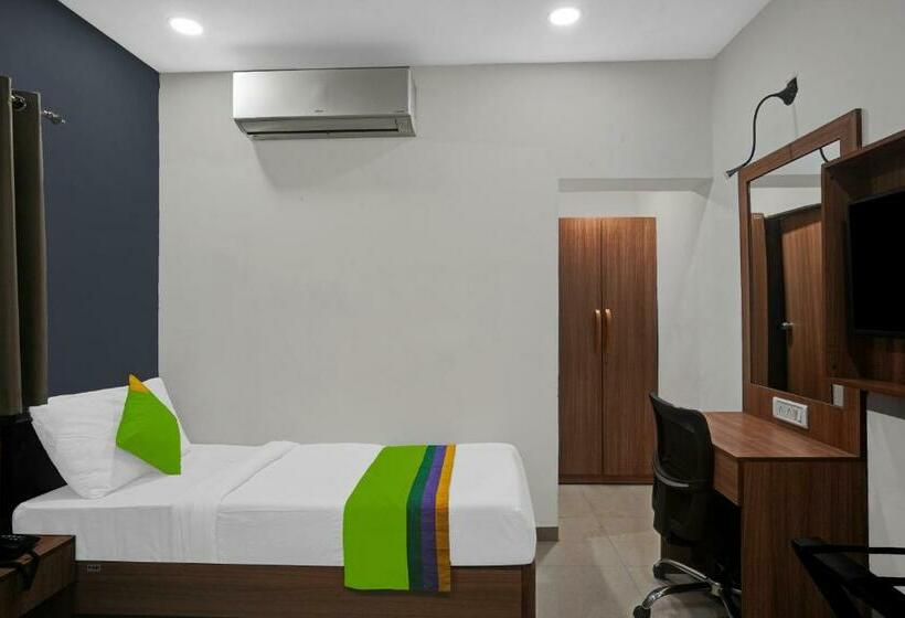 Quarto Estandar, Treebo Wow, Surat Station