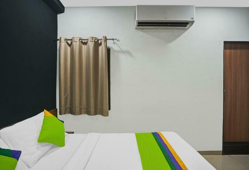 Quarto Estandar, Treebo Wow, Surat Station