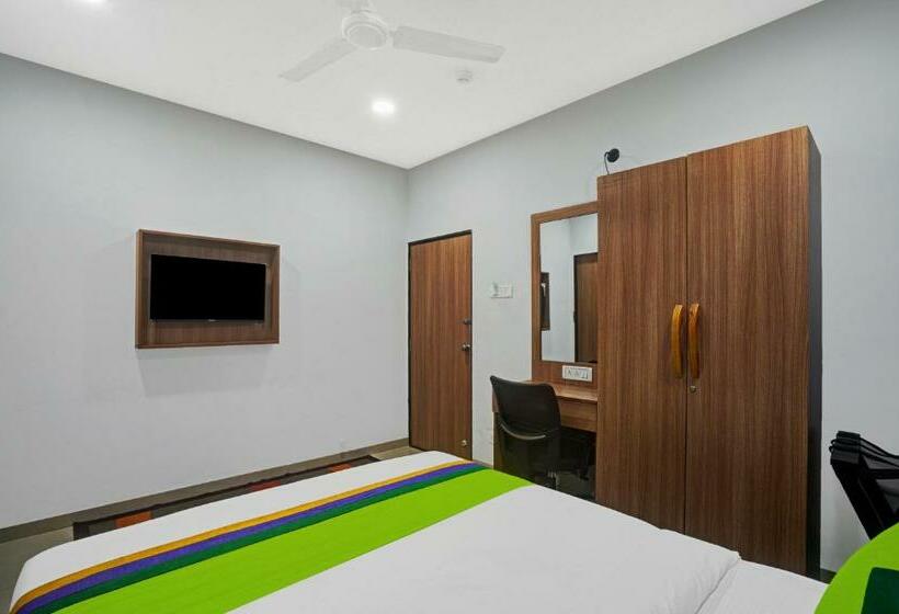 Quarto Estandar, Treebo Wow, Surat Station