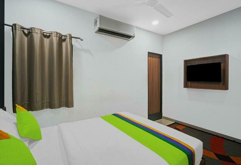 Quarto Estandar, Treebo Wow, Surat Station