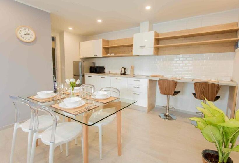 Huoneisto 1 Makuuhuone Allasnäkymä, Noon Village   Tower 2&3