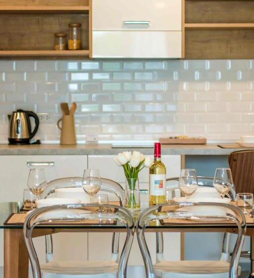 Huoneisto 1 Makuuhuone Allasnäkymä, Noon Village   Tower 2&3