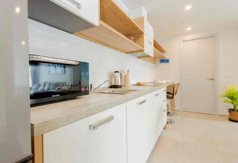 Huoneisto 1 Makuuhuone Allasnäkymä, Noon Village   Tower 2&3