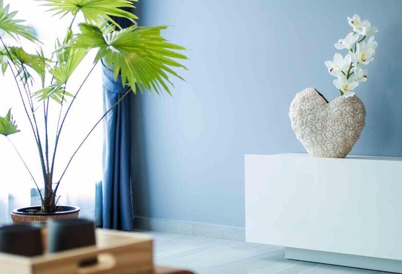 Huoneisto 1 Makuuhuone Allasnäkymä, Noon Village   Tower 2&3