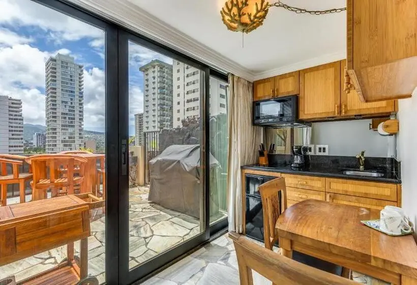 Апартаменты 1 Спальня с Террасой, Castle Bamboo Waikīkī