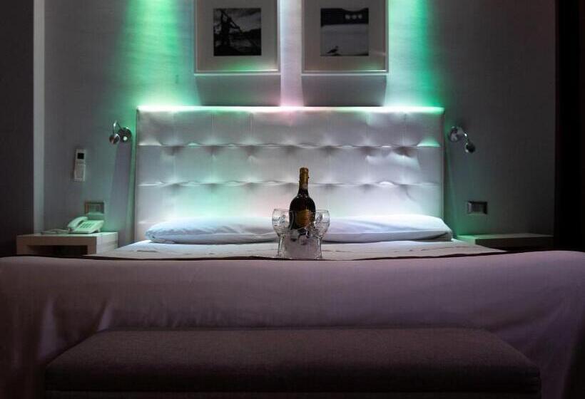 اتاق استاندارد چهار تخته, Orcagna