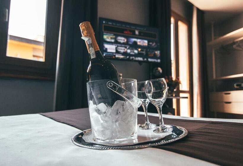 اتاق لوکس با وان آب گرم, Orcagna