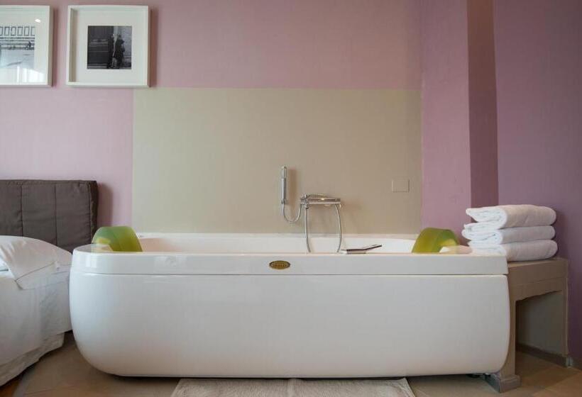 اتاق لوکس با وان آب گرم, Orcagna