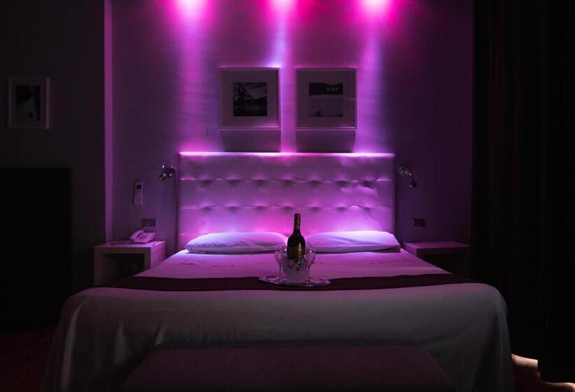 اتاق لوکس با وان آب گرم, Orcagna